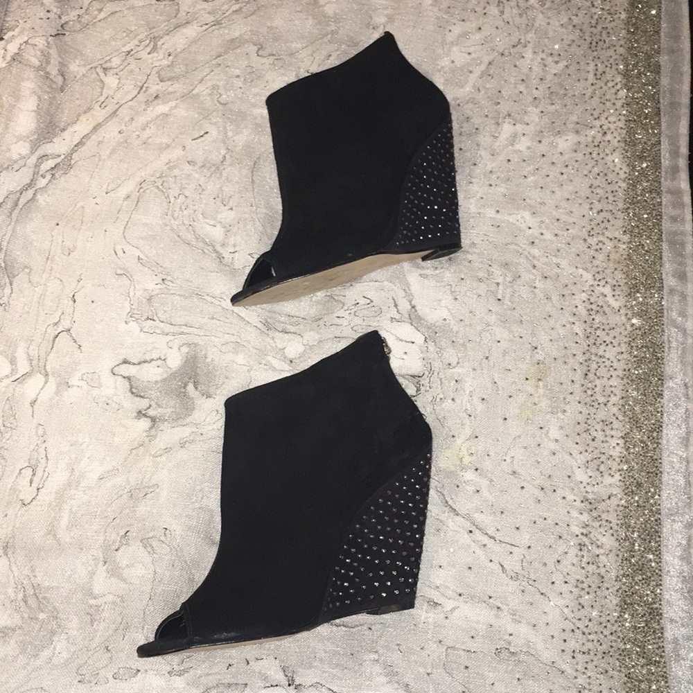 Via Uno Faux suede open toe wedge size 10